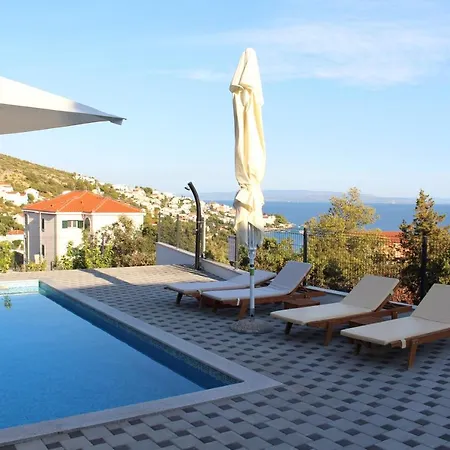 Apartman C-views *